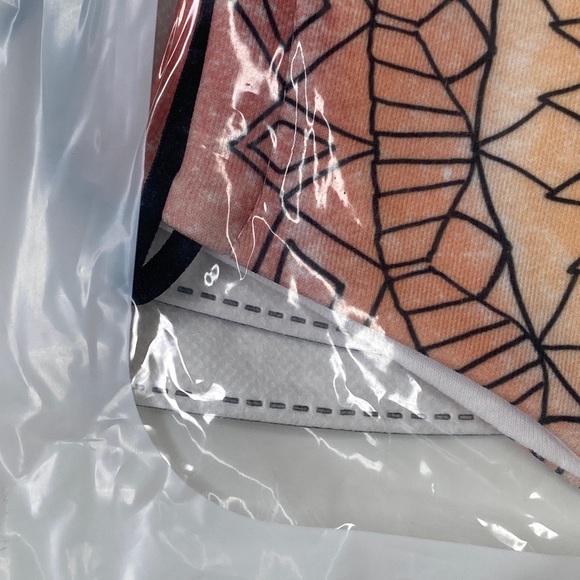 Geometrical pattern - Face mask NWT - Picture 2 of 3